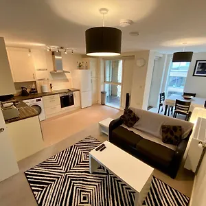 Train Station Luxury Sleeps 6 With Parking Cambridge (Cambridgeshire)